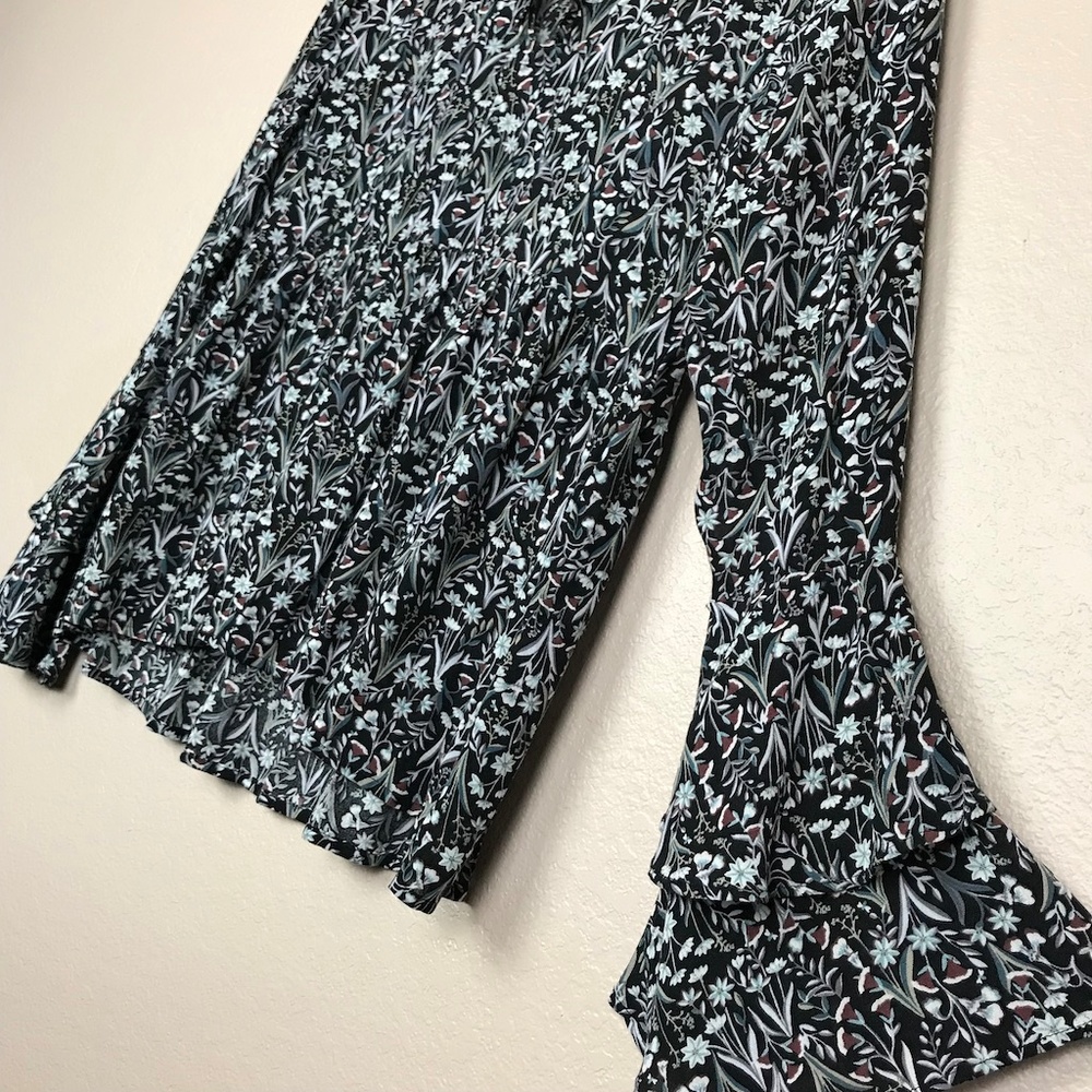 Hinge Bell Sleeve Floral Blouse